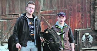 Einsatzbereit. Angelo Seematter (links) und Marco Lorenz (mit Eringerkuh &laquo;Taiga&raquo; aus der Stallung Seematter) bringen das n&ouml;tige R&uuml;stzeug mit, um sich in dieser Saison als Rabatteure zu bew&auml;hren. 