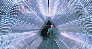 Zeitreise. Auf der Technikmesse CES in Las Vegas Anfang Januar gab es auch diesen 5G-Tunnel zu besichtigen. Der neuen Mobilfunkgeneration soll die Zukunft geh&ouml;ren. 