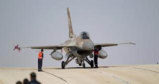 Einsatz der Luftwaffe. Ein israelischer F-16-Jet w&auml;hrend einer Inspektion (Archivbild).