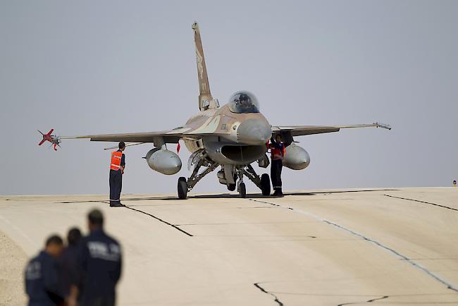 Einsatz der Luftwaffe. Ein israelischer F-16-Jet während einer Inspektion (Archivbild).