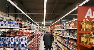 Im Lebensmittelgesch&auml;ft. Der Geschlagene hatte sich den &Uuml;berfall wohl etwas anders vorgestellt (Symbolbild).