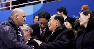 Bundesrat Alain Berset traf bei der Olympia-Er&ouml;ffnungsfeier auf die beiden Vertreter Nordkoreas, darunter auch Kim Yo-jong, die Schwester des Machthabers (rechts im Bild).