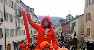 Die Rarner Fastnachtsgruppe auf ihrem Umzugswagen.