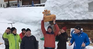 Team Vakant freut sich &uuml;ber den Sieg am vierten Gommer Cup.