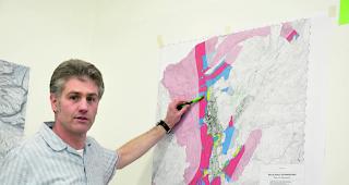 Viel Verantwortung. Dietmar Schmid, Chef F&uuml;hrungsstab Zermatt, erkl&auml;rt in der Zivilschutzanlage, welche Entscheidungen er im Worst-Case-Szenario treffen muss. 