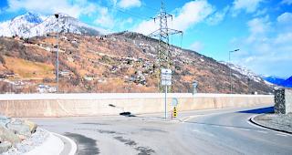 Schutzkleid. Solange es nicht fertiggestellt ist, muss das Mauerwerk vor Streusalz gesch&uuml;tzt werden.  