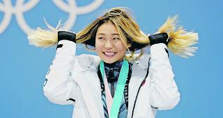 Spannende Geschichte. Chloe Kim mit der Goldmedaille (oben) und beim Training mit Ski Valais (unten links, zusammen mit Trainer Thomas Wyden und Teammitgliedern) sowie Fans aus S&uuml;dkorea, der Heimat ihrer Eltern. 