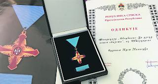 Grosse Ehre. Mit dem Orden der Barmherzigkeit dankt Srpska dem Oberwallis f&uuml;r das humanit&auml;re Engagement. 