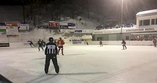 Eisbahn Wichel. Der EHC Saastal muss das heutige Heimspiel gegen den HC Valais Chablais Futur II absagen. Grund: zu schlechtes Wetter. (Archivbild)