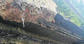 Geschichtet. Im Querschnitt der Strasse im Wiesland lassen sich die Asphaltschichten gut erkennen. 