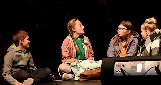 Impressionen von &laquo;Tod der Liebe&raquo;, mit dem Oberwalliser Jugendliche am Donnerstagabend im Visper La Poste Premiere feierten.