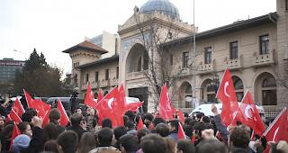 US-Aussenminister Tillerson trifft bei seinem Besuch in Ankara auf t&uuml;rkische Demonstranten.