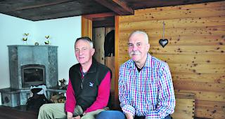 Konsensbereit. Armando Camenzind (links), Pr&auml;sident der IGZW Goms, und Aktuar Bruno Imsand in dessen Zweitwohnung in Oberwald. F&uuml;r die gestrige Generalversammlung der IG waren 88 Personen gemeldet.  