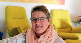 Kinderbetreuerin Ursula Seiler unterst&uuml;tzt, wo Hilfe n&ouml;tig ist.