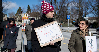 Mitglieder der SDA-Redaktions-Kommission auf dem Weg zum Bahnhof.