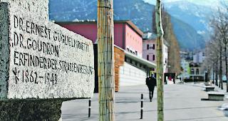 Geteerte Fl&auml;chen. Ein Denkmal in n&auml;chster N&auml;he zur Saltinabr&uuml;cke erinnert heute an den Briger Arzt Ernest Guglielminetti.  