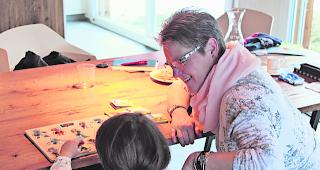 Eingespielt. Betreuerin Ursula Seiler besch&auml;ftigt die kleine Patientin. 