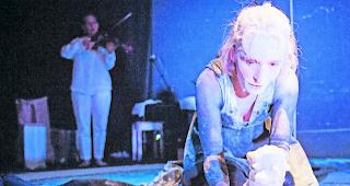 Wandel. Rahel Wohlgensinger berichtet in &laquo;Flow&raquo; vom Werden und Vergehen; Ausgangsmaterial bildet Mehl. 