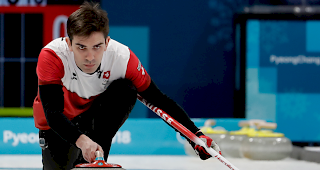 Der Schweizer Skip Peter De Cruz w&auml;hrend der Partie gegen die USA