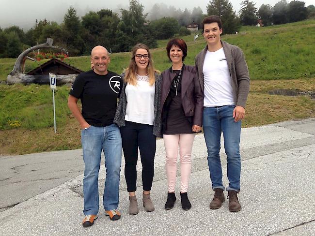 «Das wird jetzt gemacht». Jacques, Mélanie, Carine und Loïc Meillard (von links) in der Nähe ihres Heimes im Weiler Les Masses bei Hérémence.