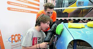 Konzentriert. An einem Ausstellungsstand des Bereichs &laquo;Technik und Industrie&raquo; ist auch die Autobranche vertreten. Bei Carrosserie-Arbeiten k&ouml;nnen die Jugendlichen nach einer kurzen Einf&uuml;hrung gleich selbst ihr K&ouml;nnen unter Beweis stellen. 