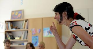 Mit erhobenem Zeigefinger. Mehrere Kinderg&auml;rtnerinnen k&auml;mpfen in Schaffhausen seit Jahren f&uuml;r eine Anpassung ihrer Besoldung.