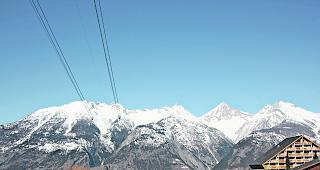 Nordansicht. Auf diesem Areal am n&ouml;rdlichen Dorfrand von Unterb&auml;ch soll ein rund 30 mal 45 Meter grosser See samt Naherholungsgebiet und Stellpl&auml;tzen entstehen. An gleicher Stelle fand im letzten Jahr das Oberwalliser Musikfest statt.  