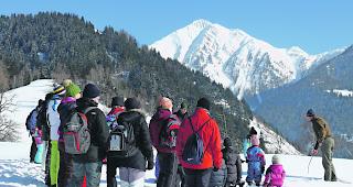 Spuren lesen. Wildh&uuml;ter Stefan Imhof erkl&auml;rt. 