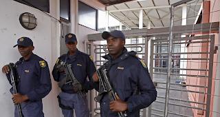 S&uuml;dafrikanische Polizisten im Einsatz. Mehrere mutmassliche T&auml;ter wurden get&ouml;tet (Archivbild).