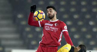 Umk&auml;mpft. Der Berner Guillaume Hoarau (rechts) im Duell mit Sittens Eray C&uuml;mart.