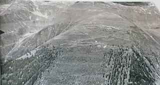 Ungesch&uuml;tzt. Die kahle Bergflanke am Obergestler Galen im Jahr 1918, oberhalb des Hangs die ersten Lawinenverbauungen in Form von Steinmauern. 