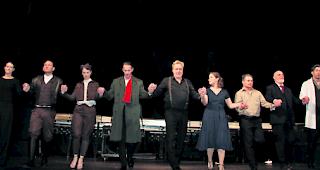 Gab zu denken. Das Ensemble des Tournee-Theaters Euro-Studio Landgraf. 