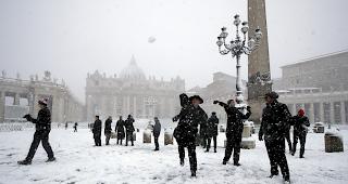 Ungewohntes Bild. Schneeballschlacht am Montagmorgen auf dem Petersplatz.