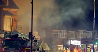 Einsatz. W&auml;hrend die Feuerwehr noch unterwegs sei, habe die Polizei bereits den Einsturz eines Geb&auml;udes gemeldet, sagte eine Feuerwehrsprecherin.