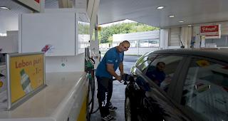 Tanken. Die Zahl der Tankstellen in der Schweiz um 42 auf 3382 (Symbolbild). 