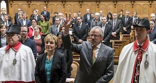 Brigitte Crottaz, und Benjamin Roduit leisten das Gel&uuml;bde und den Amtseid als Nationalr&auml;te.