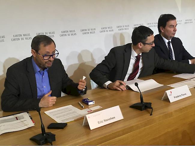 Eric Nanchen, Direktor der FDDM, Staatsrat Frederic Favre und der Sittener Stadtpräsident Philippe Varone (v.l.) informierten über den Prozess zur Entwicklung von nachhaltigen Olympischen Spielen.