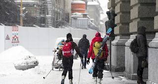 Bundesplatz. Mitten in Bern war am Donnerstag eine Person mit Langlauf-Skis unterwegs.
