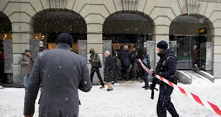 Die Polizei sperrt nach einer Drohung den Platz um die Heiliggeistkirche in Bern ab.