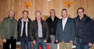 Zum Schutz der Bienen setzen Herbert Dirren, Stiftungsratspr&auml;sident &laquo;Isch&auml;rs Agaru&raquo;, Alfons Schaller und Paul Schmidt, Vorstandsmitglieder des Oberwalliser Bienenzuchtverbands (OBVZ) sowie deren Pr&auml;sident Christian Loretan, der kantonale Bieneninspektor Franz-Josef Salzmann und Stiftungsratsmitglied Bernhard Mathieu auf ein eigenes Kompetenzzentrum (v.l.). 