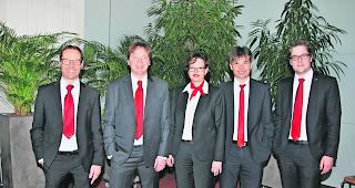 Erfolgreich. Der Vorstand des Verbandes der Oberwalliser Raiffeisenbanken blickt auf ein gutes Gesch&auml;ftsjahr zur&uuml;ck. Von links: Basil Zuber (Ausbildung), Peter Pollinger (Aktuar), Carmen Zenklusen (Pr&auml;sidentin), Gerold Oggier (Marketing) und Simon Franzen (Kassier). 