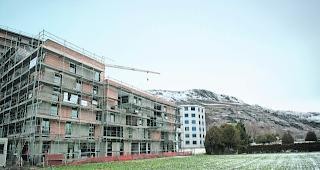 Verdichtet. In den Berggemeinden hofft man durch die Raumbeschr&auml;nkung in der Ebene (Bild: Sitten) auf eine steigende Nachfrage des eigenen Wohnraums.  