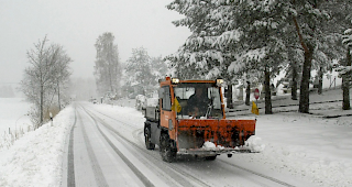 Der 60-j&auml;hrige Fahrer eines Schneer&auml;umfahrzeugs ist von der Strasse abgekommen. (Symbolbild)