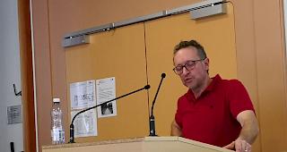 Pr&auml;sident Dominik Pfammatter informiert die Freunde der Eringer in Ch&acirc;teauneuf.