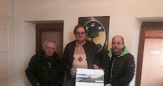 Pro Varen &uuml;bergibt den Check an Tandem 91.