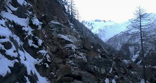 Die von einem Steinschlag versperrte Forclaz-Passstrasse, am Samstag, 13. Januar 2018, bei Trient. (Symbolbild)