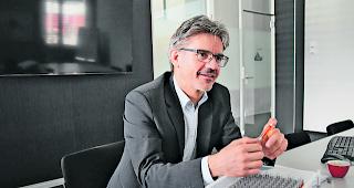 Spezialit&auml;t. CEO Daniel Kehl zeigt eine Spezialkartusche von Swissfillon. Mit einem Vakuum wird dieser beim Abf&uuml;llen alle Luft entzogen.  