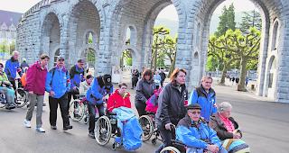 Hoffnung. Hundertschaften von Oberwalliserinnen und Oberwallisern schreiten jeweils in den Sakraments- und Lichterprozessionen in Gebet und Andacht durch die Esplanade von Lourdes. 