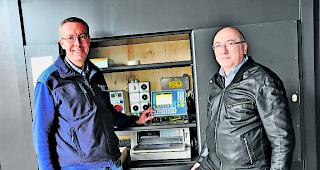 Ausgewogen. Zollinspektor Christian Fl&uuml;ck (rechts) mit seinem Stellvertreter Norman Schneider vor der Zollanlage. 