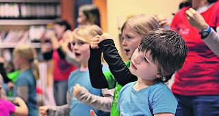 Geb&auml;rden. Das wohl bekannteste Hilfsmittel im Bereich der Unterst&uuml;tzten Kommunikation ist die Geb&auml;rdensprache.  